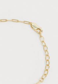 Bracciale a catena color oro con anelli ovali, chiusura con moschettone e marchio 925 che indica argento sterling.