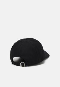 Zwarte baseballpet met een effen stoffen ontwerp, gebogen klep, verstelbare strap aan de achterkant, en een gestikte knop bovenop.