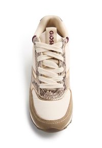 Zapatillas de cuero en color crema con un patrón de piel de serpiente en los laterales, acentos de ante marrón y cordones en un tono blanquecino. Logotipo visible en la lengüeta.