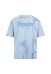 Tricou cu mânecă scurtă de culoare albastru deschis, având un logo texturat "GUESS" și un model abstract într-o nuanță de albastru puțin mai închisă.