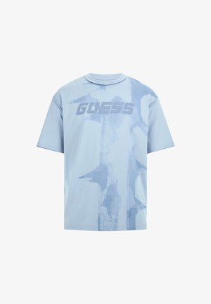 Lichtblauwe t-shirt met korte mouwen, voorzien van een getextureerd "GUESS" logo en een abstract patroon in een iets donkerdere blauwtint.