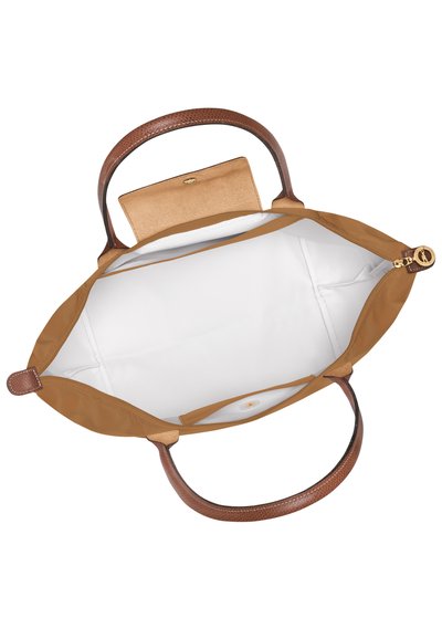 Braune Tragetasche mit strukturierten Ledergriffen, geräumigem cremefarbenem Innenraum und einer beige Taschenbörse. Mit Reißverschlussverschluss und Druckknopfdetails.