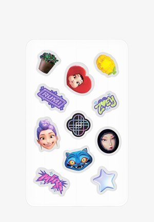 Autocollants avec des visages de dessins animés, un chat bleu, les mots « RUMI », « ZEY », une étoile violette, un pot de fleurs, une fleur jaune et des dessins graphiques colorés.