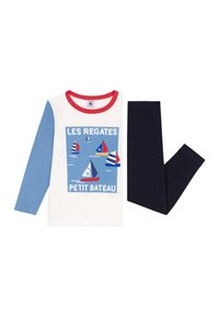 Camicetta a maniche lunghe con corpo bianco, maniche blu, collare rosso e grafica di una barca a vela. Abbinata a pantaloni blu navy, entrambi realizzati in un tessuto morbido.