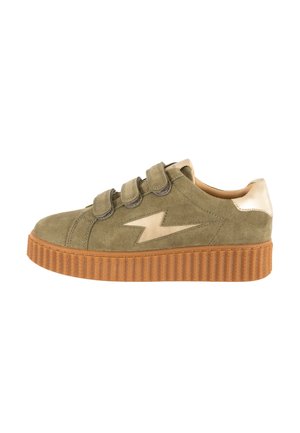 Zapatilla deportiva con plataforma de ante verde oliva con tres tiras de velcro, detalle de rayo beige, lengüeta beige en el talón y suela gruesa marrón texturizada.