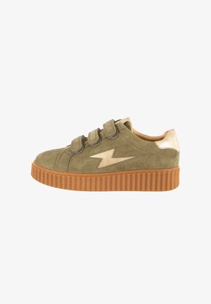Zapatilla deportiva con plataforma de ante verde oliva con tres tiras de velcro, detalle de rayo beige, lengüeta beige en el talón y suela gruesa marrón texturizada.
