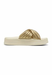 Guldvävda slide-sandaler med en tjock krämfärgad plattformssula. Remmarna är gjorda av glänsande material med ett kviltat mönster.