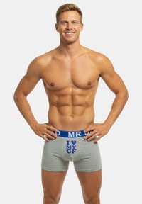 Graue Boxershorts mit einem blauen Bund. Auf der Vorderseite steht in Blau der Text "I ❤️ MY GF". Hergestellt aus weichem, elastischem Material.