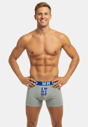 Grijze boxershorts met een blauwe tailleband. Tekst aan de voorkant luidt "I ❤️ MY GF" in blauw. Gemaakt van een zacht, rekbaar materiaal.