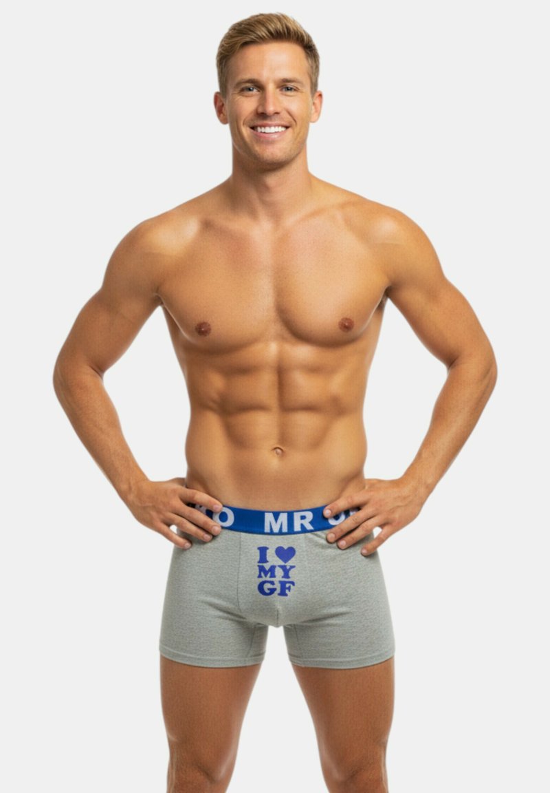 Graue Boxershorts mit einem blauen Bund. Auf der Vorderseite steht in Blau der Text "I ❤️ MY GF". Hergestellt aus weichem, elastischem Material.