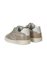 Kinder sneakers met een beige textuur, versierd met multikleuren glitters, zilveren accenten en een witte rubberen zool. Achteraanzicht getoond.