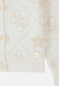 Cardigan bianco lavorato a maglia con motivo a stelle dorate e logo, con orlo a coste e dettaglio del logo a forma di cuore dorato vicino al fondo, impreziosito da bottoni pesca.