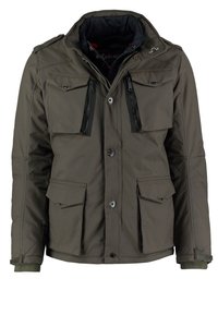 Veste d'hiver vert foncé avec quatre poches avant, deux poches zippées verticales, fermeture par boutons et fermeture éclair, et col rembourré.