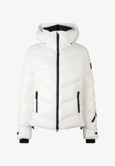 Bílá péřová bunda s vysokým límcem, černými zipy a dvěma bočními kapsami. Má prošívaný vzor a nastavitelné manžety.
