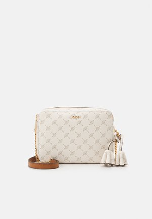 Sac bandoulière rectangulaire crème avec motif subtil, logo doré et détail chaîne, sangle marron et pampilles décoratives.