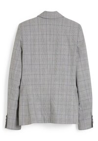 Blazer de cuadro gris con un diseño estructurado, solapas de pico y una abertura trasera. Puños de cuatro botones y sutiles acentos azules en toda la prenda.