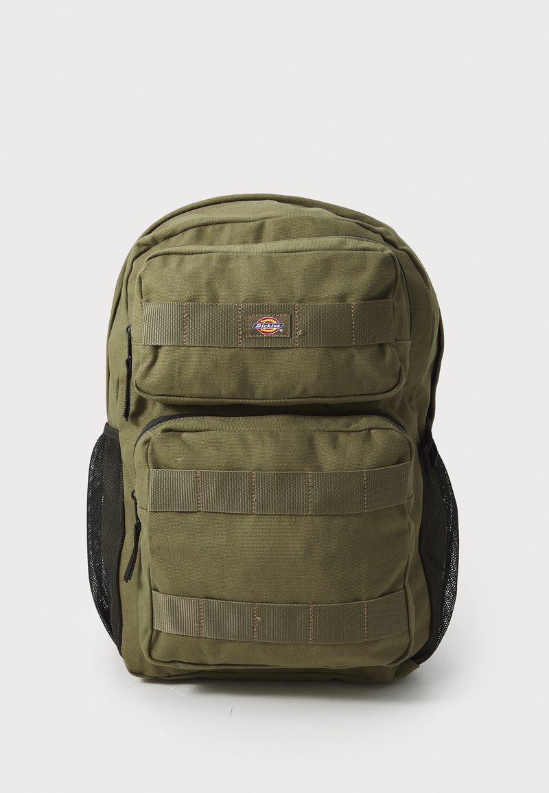 Mochila de lona verde con múltiples bolsillos con cremallera, acentos de cintas y bolsillos laterales de malla. Tejido duradero con un diseño estructurado.