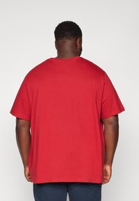 Levi's® Plus Nyomott mintás póló - rhythmic red