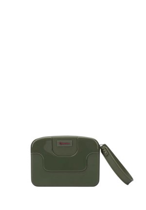 Piccola borsa da polso rettangolare verde oliva con design frontale curvo e una tracolla ad anello attaccata sul lato destro.