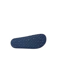 Suola di scarpa in gomma blu scuro con un motivo a zigzag testurizzato, caratterizzata da punti circolari in rilievo per la presa. Bordo liscio, design della punta arrotondata.