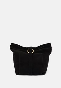 Sac en daim noir avec un haut plié, un détail central en anneau doré et deux poches avant. Texture douce et design minimaliste.