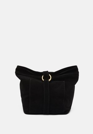 Sac en daim noir avec un haut plié, un détail central en anneau doré et deux poches avant. Texture douce et design minimaliste.