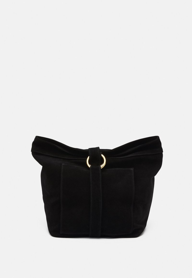 Sac en daim noir avec un haut plié, un détail central en anneau doré et deux poches avant. Texture douce et design minimaliste.