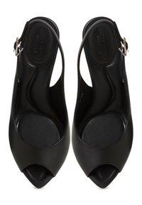 Par sorte lædersko med slingback, peep-toe hæle, sølvspænder og polstrede indlægssåler, set ovenfra.