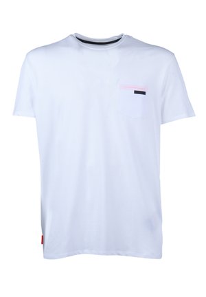 T-shirt bianca a maniche corte con scollo tondo, con una piccola tasca sul petto caratterizzata da un accento nero e rosso sul lato destro.
