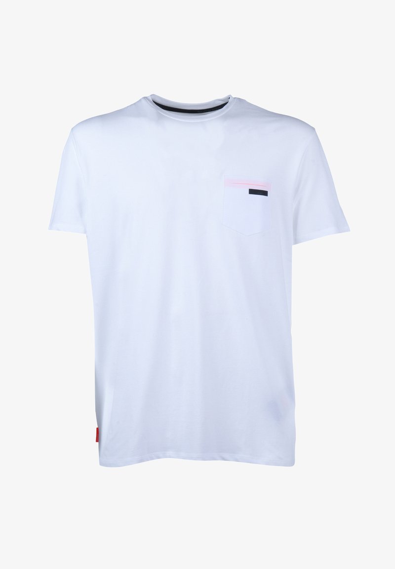 Tricou alb cu mâneci scurte și guler rotund, cu un buzunar mic la piept cu accente negre și roșii pe partea dreaptă.