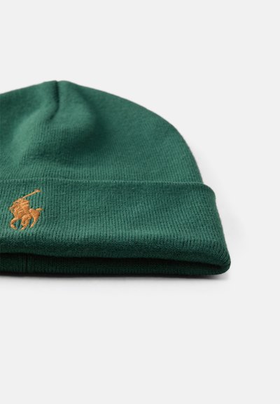 Gorro de malha verde com dobra na parte de cima, texturizado com nervuras, e um logotipo bordado de jogador de polo em tom areia na frente.
