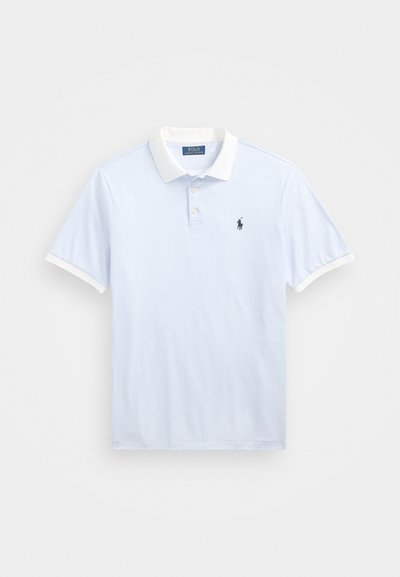 Vaaleansininen lyhythihainen polo-paita, jossa on valkoinen kaulus, pieni polo-logo rinnassa ja teksturoitu pinta koko paidan alueella.