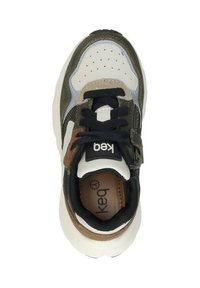 Sneaker met een gemengde materialenontwerp met olijf-, bruin- en grijstinten, een gevoerde zool en donkere veters. Geperforeerde teendetail.