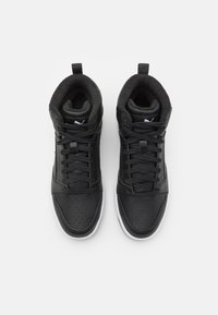 Zwarte hoge sneakers van perforated leer bovenwerk, met een textuurstof voering en een witte rubberen zool. Bevat witte logo-accenten en veters.