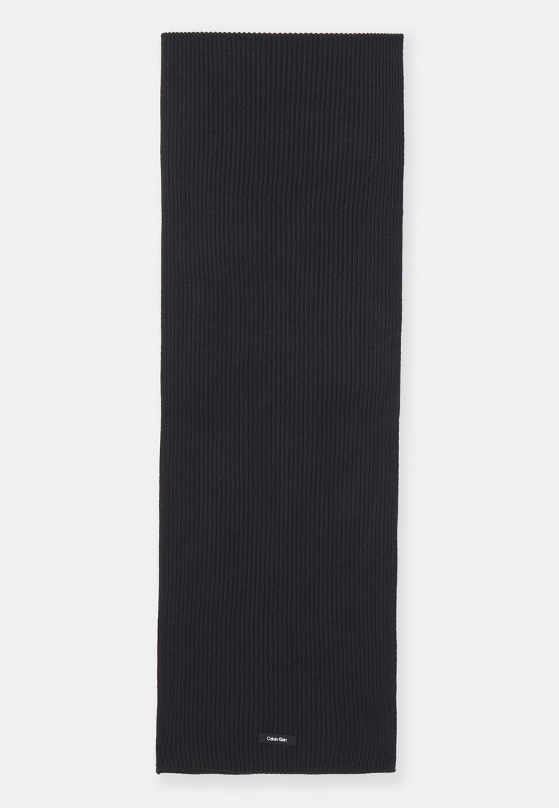 Sciarpa nera a coste di forma rettangolare, realizzata in un tessuto texture, con un piccolo etichetta del marchio nell'angolo inferiore.