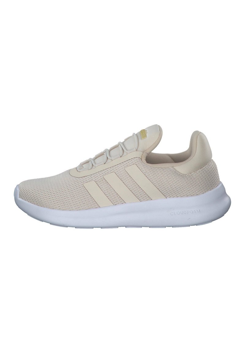 Baskets de sport beiges avec tige en maille, trois rayures ton sur ton, semelle blanche et amorti Cloudfoam pour le confort. Design basse hauteur.
