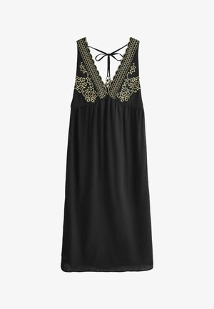 Sort ærmeløs midikjole med V-hals, guldbroderet kant og bagpå bindebånd med hængende perler.