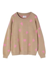 Pull beige avec des motifs de cœurs roses, col rond, manches longues et poignets côtelés. Texture douce avec une coupe décontractée et un design casual.