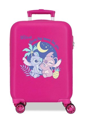 Maleta rosa brillante con cuatro ruedas que presenta a los personajes de Disney Stitch y Angel, luna, palmera, piña y el texto "Estoy loco por ti."