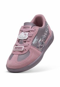 Vaaleanpunaiset ja harmaat Puma Palermo -tossut, joissa on monivärinen tähkäkuvio, Hello Kitty -lohko nauhoissa ja "Hello Kitty and Friends" -tagi.