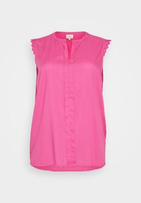 Růžová bezsložková halenka s kulatým výstřihem, přední légou a vroubkovanými krajkovými akcenty na ramenech. Hladká tkanina, volný střih.