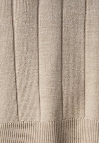 Gestickter Pullover in hellbeige mit vertikaler Rippenstruktur, ausgestattet mit einer glatten Oberfläche und einem leicht taillierten Bund.