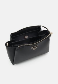 Musta nahkainen käsilaukku, jossa on kultasävytteinen logo, vetskari, useita osastoja ja sileä pinta. Sisäosasto on suunniteltu järjestämään tavarat tehokkaasti.