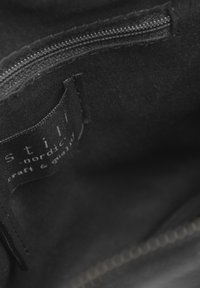 Still Nordic stillClean Small Zip Messenger - Borsa a tracolla - black