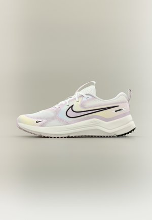 Άσπρο και ανοιχτό μωβ παπούτσι για τρέξιμο Nike με μαύρο λογότυπο Swoosh και την επιγραφή «RUNNING» στη φτέρνα, παρουσιασμένο σε ουδέτερο φόντο.