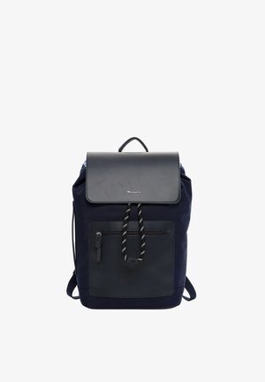 Marineblauwe rugzak met zwarte leren klep, voorvak met ritssluiting en een trekkoordsluiting met witte strepen, afgebeeld tegen een witte achtergrond.