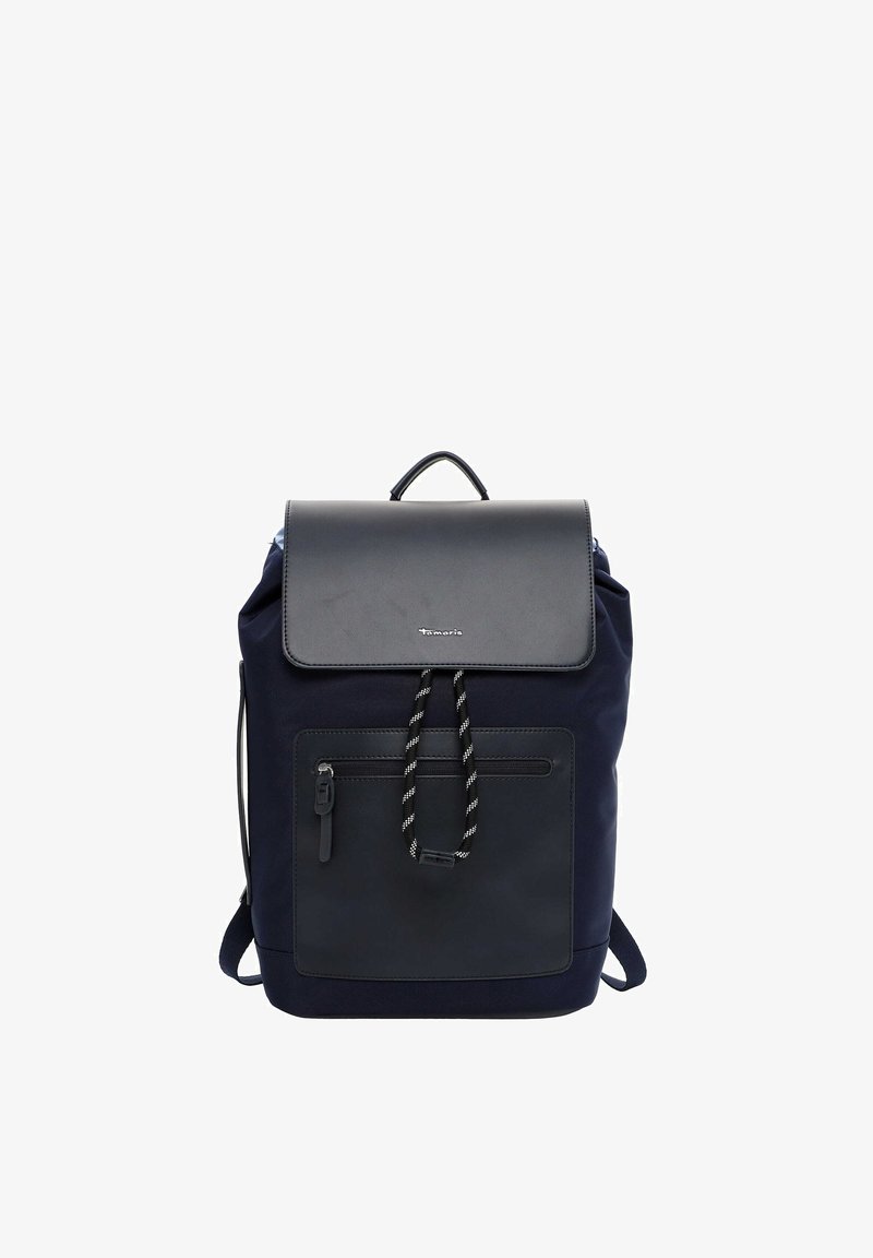 Marineblauwe rugzak met zwarte leren klep, voorvak met ritssluiting en een trekkoordsluiting met witte strepen, afgebeeld tegen een witte achtergrond.