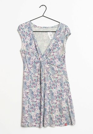 Robe sans manches à fleurs avec encolure en V et détail plissé sur le devant, suspendue sur un cintre noir contre un fond blanc.