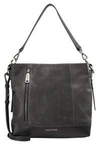 Szara skórzana torebka o fakturowanej powierzchni, z kieszenią na zamek z przodu oraz odpinanym paskiem. Charakteryzuje się minimalistycznym designem i detalem z logo.