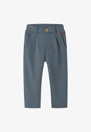 Grau gewobene Baumwollhosen mit geradem Bein, vorderen Falten, zwei seitlichen Taschen und einer braunen Knopfdetail an der Taille.